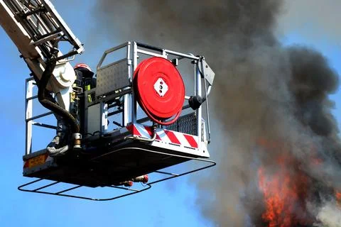 Firefighter in fire fighting operation, fireman in protective clothing and .. Foto stock