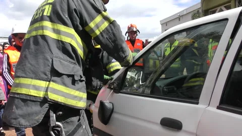 Firefighter forcefully opens door of car after accident Видео 135361845