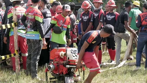 Firefighter preparation before the firefighting competition Stock-Footage 131038361