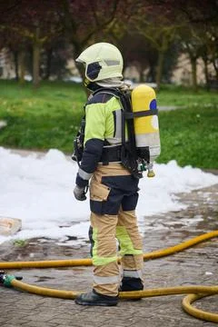 Firefighter in protective gear during emergency response Stock-Fotos