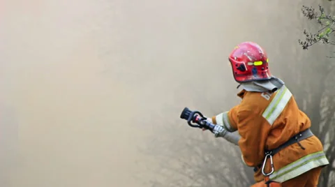 Firefighter puts out fire Vídeo Stock 37444969