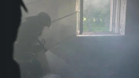 Firefighter puts out fire Vidéo 76850517