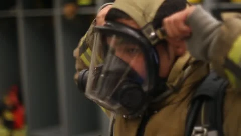 Firefighter putting on gear Vídeos de archivo 10713128