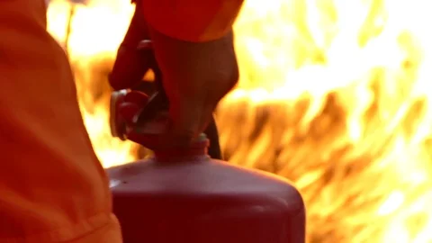 Firefighter putting out a fire with a powder type extinguisher. Vidéo 75996276