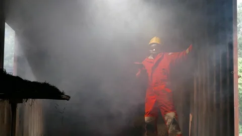 Firefighter Rescue training in fire fighting extinguisher. Firefighter fighting  Vidéo 208831564