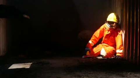 Firefighter Rescue training in fire fighting extinguisher. Firefighter fighting  Vidéo 208832352