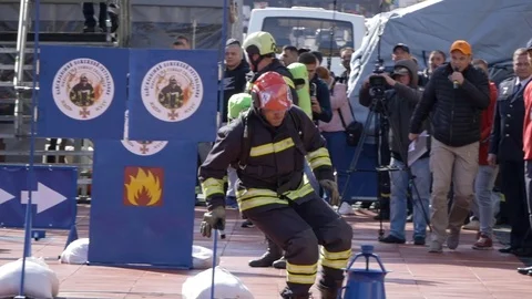 Firefighter rushing at Combat Challenge in Kyiv Stockbeeldmateriaal 116381369
