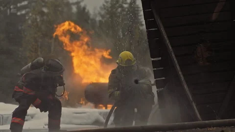 Firefighter training to put out fires with strong water hose Vídeo Stock 168461884