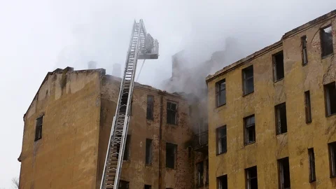 Firefighter on turntable ladder fighting fire Vídeo Stock 99436600