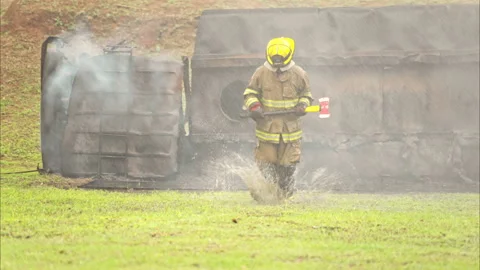 A firefighter walks through heavy smoke holding a rescue axe Vídeos de archivo 326218624