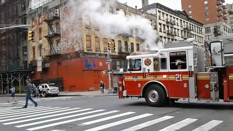 Firefighters and fire engine in New York City 動画素材 91657238
