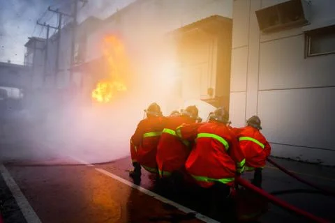 Firefighters are training firefighting methods for industrial workers Foto stock