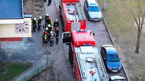 Firefighters arrived on the call 库存影片 122219776