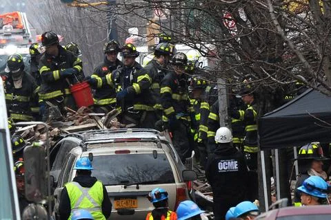  Firefighters dig through the rubble of an explosion on 116 St and Park Av... Fotos de archivo