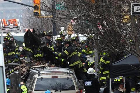  Firefighters dig through the rubble of an explosion on 116 St and Park Av... Fotos de archivo