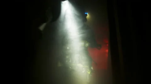 Firefighters Enter Burning Warehouse In Thick Smoke And Flames Stockbeeldmateriaal 220424692