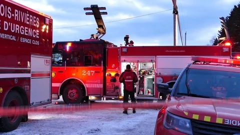 Firefighters erecting lights on-scene Stock Footage 105288780