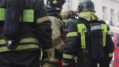 Firefighters extinguish a fire in an old building in the center of Moscow Vídeo Stock 149372996
