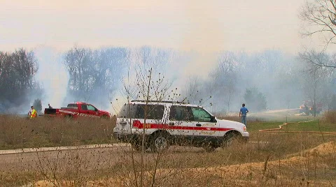 Firefighters fighting brushfire Video stock 677748