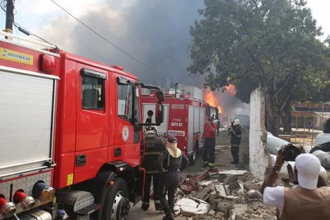 Firefighters in firefighting Foto stock
