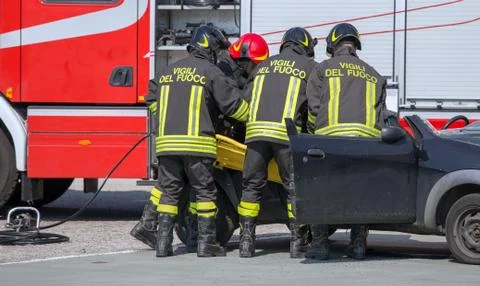 Firefighters pull in wounded by car plates after highway crash Фото