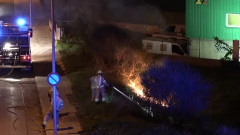 Firefighters putting out a fire in a polygon in vilafranca del Peneds Vídeo Stock 139992072