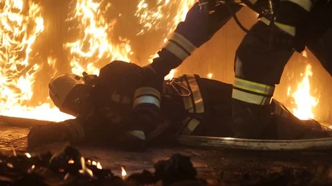 Firefighters run into the fire 動画素材 123219880