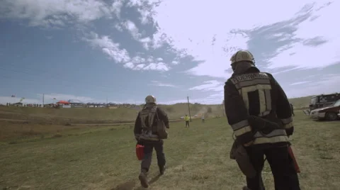 Firefighters run to the scene Video stock 54935331