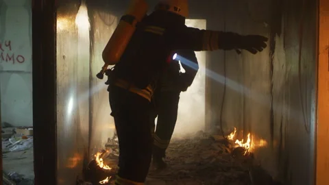 Firefighters running through hallway of burning building Vídeos de archivo 157921919