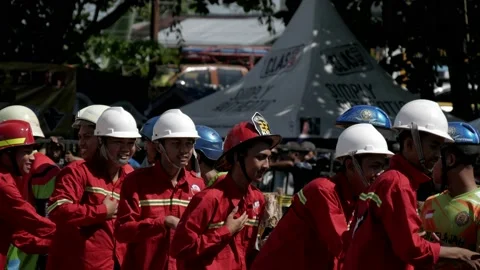 Firefighters shaking hands before the firefighting competition Stock-Footage 131037924