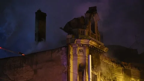 Firefighters trying to extinguish fire on historical building caught on fire Video stock 200875885