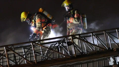 Firefighters working on roof 動画素材 105295452