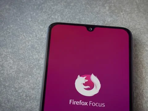 Firefox Focus app launch screen with logo on the display of a black mobile sm Stock Photos