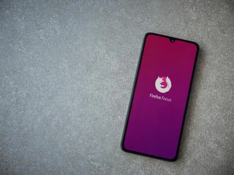 Firefox Focus app launch screen with logo on the display of a black mobile sm Stock Photos