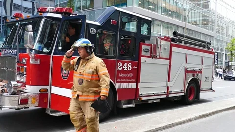Fireifghters arriving on-scene Stock Footage 95735062