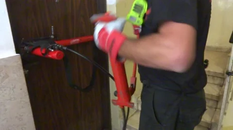 Fireman breaking door Stockbeeldmateriaal 40052532