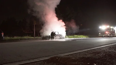 Fireman extinguishes fire from a car 스톡 동영상 90680943