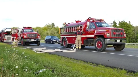 Fireman pulling operation handle on vintage fire truck Vidéo 77900426