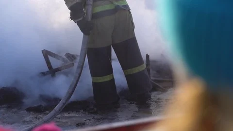 The fireman puts out the fire Видео 86231186