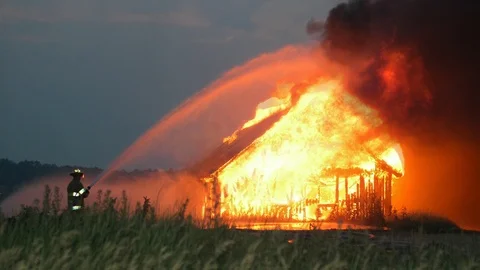 Fireman putting out house fire Cinemagraph Vidéo 114086067