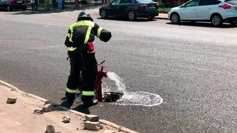 Fireman setting fire hydrant and opening water stream Vídeo Stock 247434793