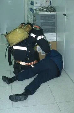  Fireman Simulation of emergency intervention. Installation of an mobile, ... Foto stock