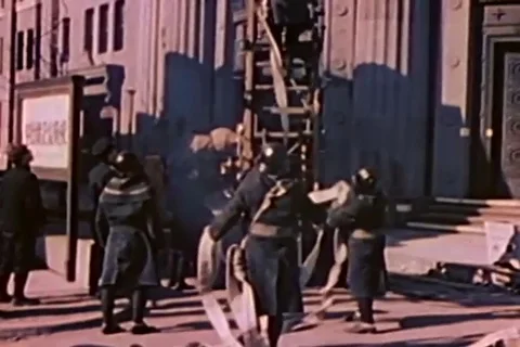 Fireman stretches hose to fire plug - 1945 Vidéo 106082297