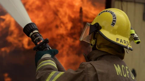 Fireman using hose on flames inside a burning house Vidéo 59515552