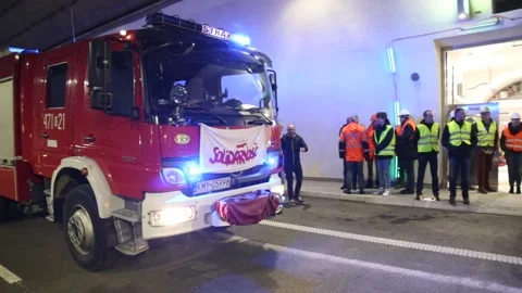 Firemen and emergency rescue workers performing disaster managing drill Vidéo 236486642