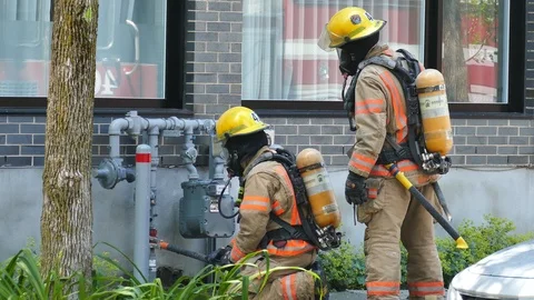 Firemen cutting electricity from building 動画素材 114797384