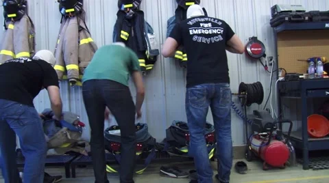 Firemen dress quickly Vidéo 50223572