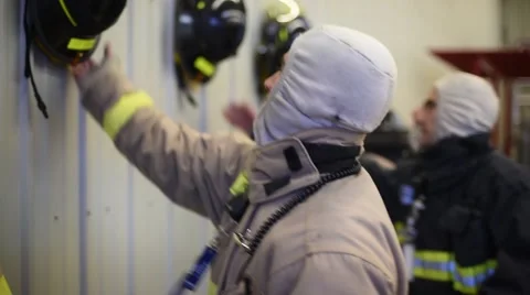Firemen Grabbing Helmets &amp; running Vidéo 50226654