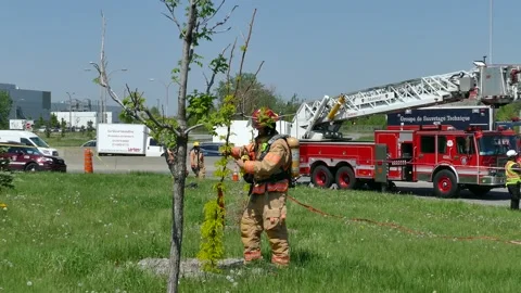 Firemen taping massive scene Stock Footage 133269328