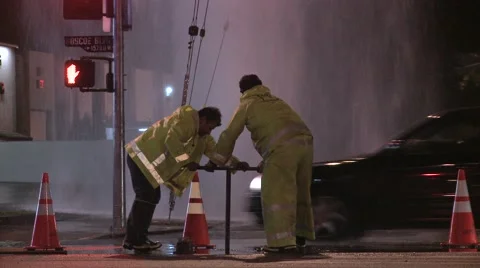 Firemen try to shut of a broken water main in Los Angeles. Vidéo 41663602